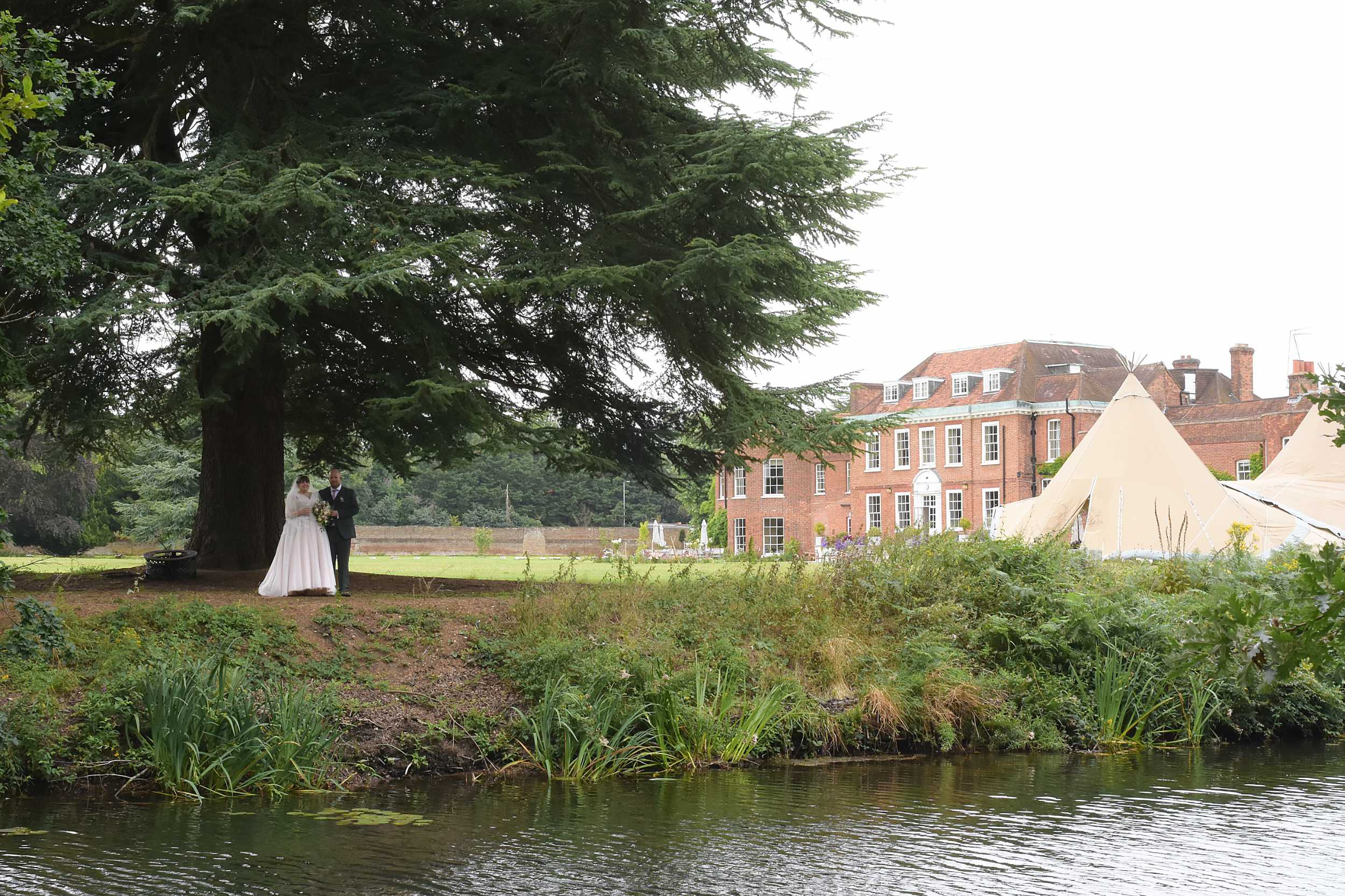 wedding couple by lake stoke place