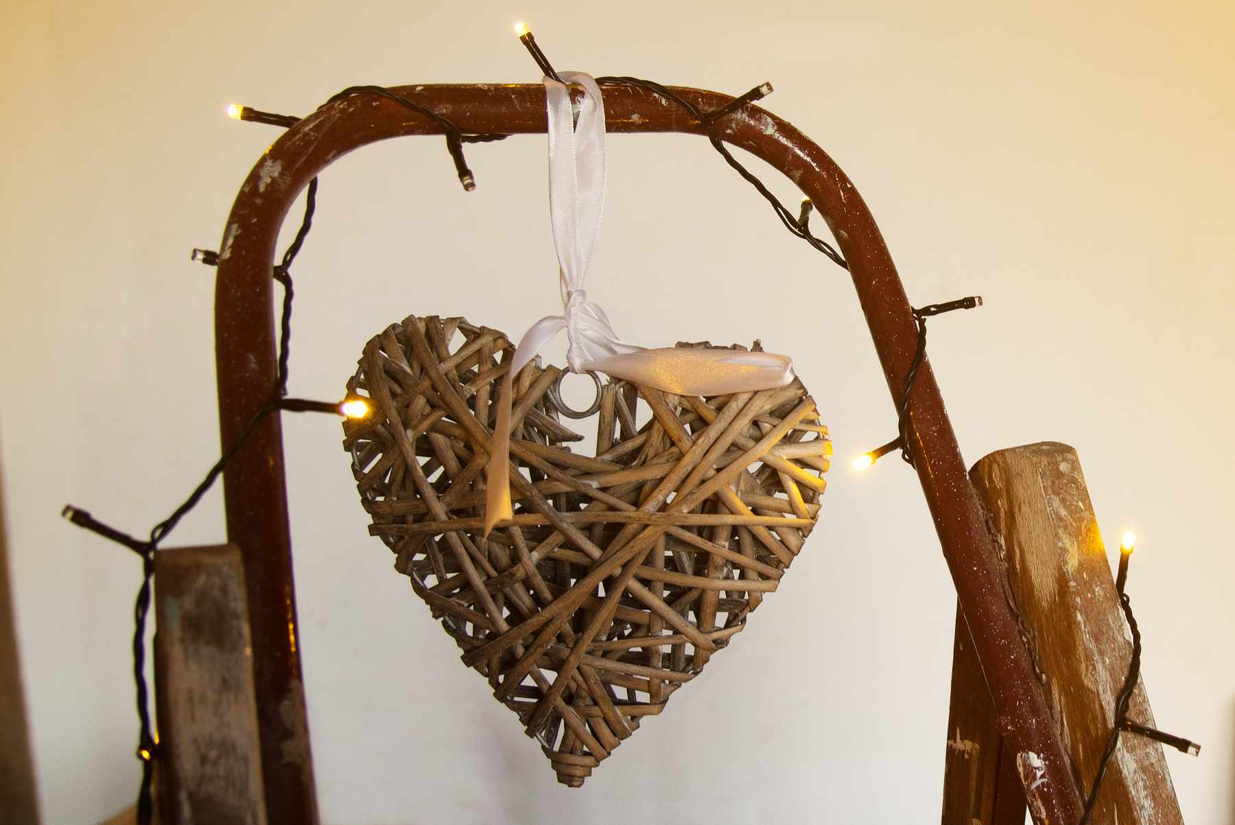 Wedding decoration heart with fairy lights for Blog: what can the photographer do to prevent losing all wedding photos